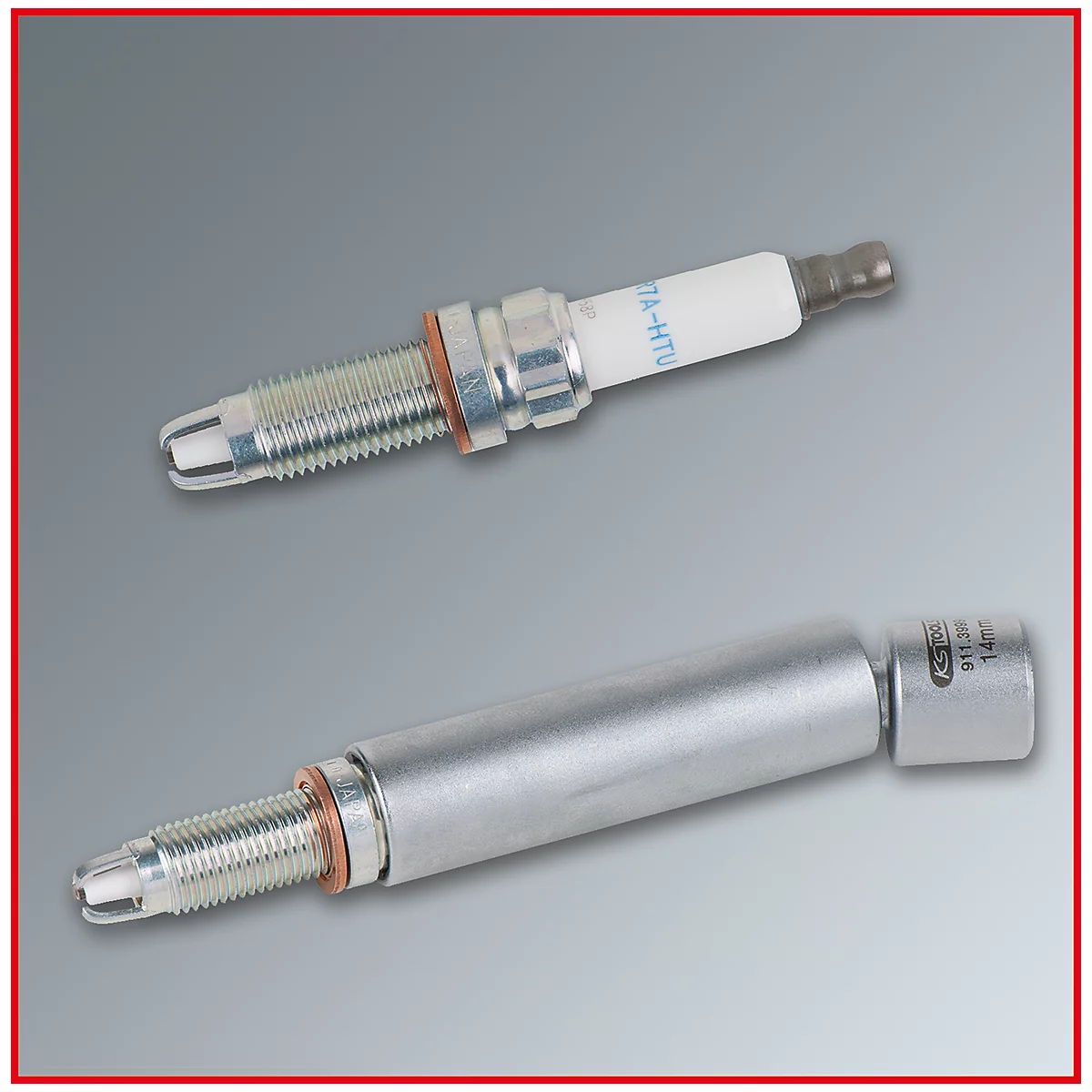 Zwei Zündkerzen, eine mit Keramik, eine mit Metall, auf grauem Hintergrund.